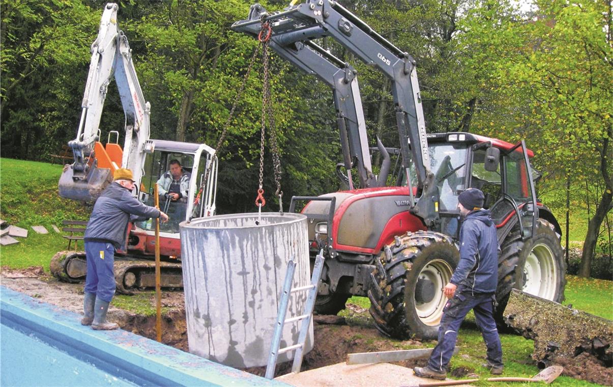 Wichtige Etappe für den Verein: Einbau der Sandfilteranlage.