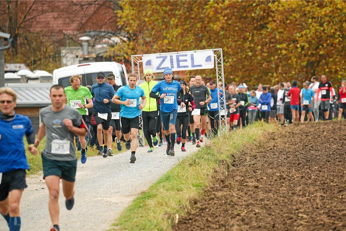 Viel Dankbarkeit und große Zufriedenheit Wie an einer Perlenschnur aufgereiht gingen die 105 Sportler auf die Strecke. Viele bedankten sich bei den Murrtal-Runners, dass der Lauf trotz Coronaregeln veranstaltet wurde. Fotos: A. Becher