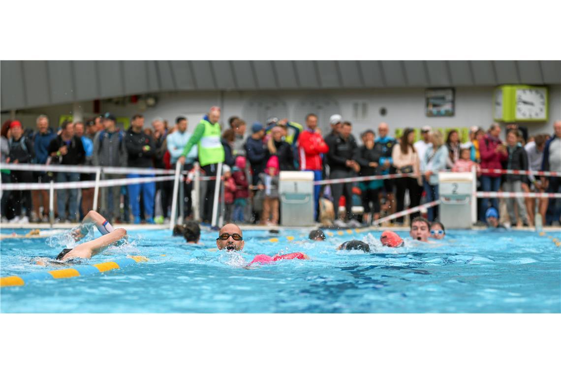 Wie an einer Perlenschnur aufgereiht ziehen die Sportler ihre Bahnen.