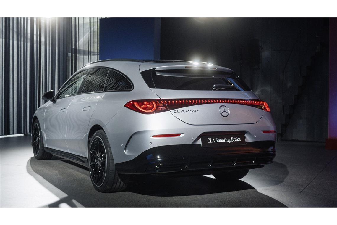 So sieht der neue Mercedes CLA Shooting Brake aus Wie bei der Limousine hat auch der Shooting Brake ein durchgezogenes Leuchtband am Heck und sternähnliche Rückleuchten.