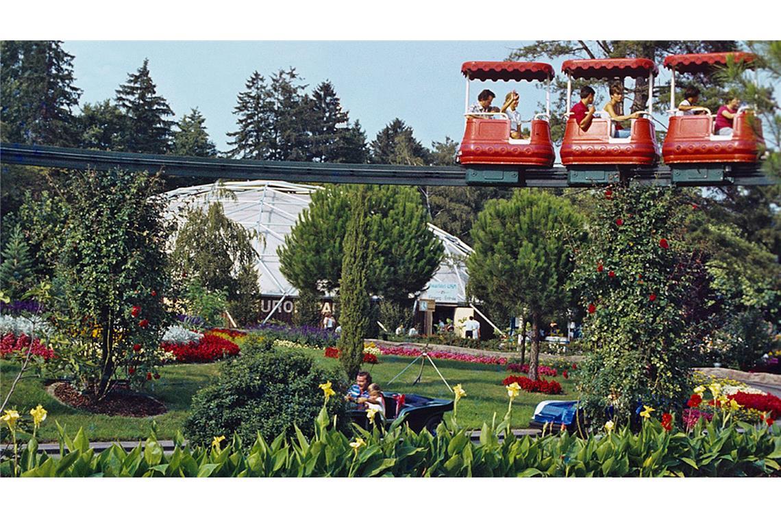 Deutschlands größter Freizeitpark baut neuen Themenbereich Wie damals zuckelt auch heute noch eine Einschienenbahn über das Gelände.