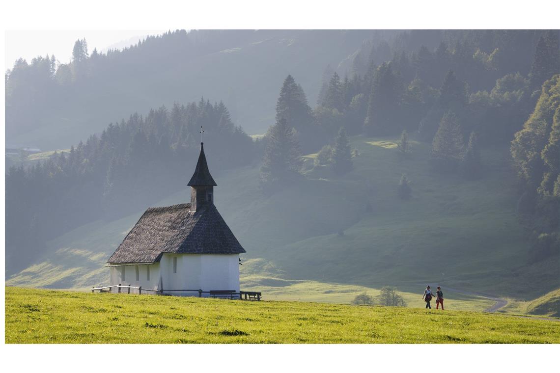 Wo coole Holzhäuser überall stehen Wie der Blick auf eine traditionelle Kapelle bei Bizau im Bregenzerwald zeigt, hat Architekt Bernardo Bader die Formen extrem reduziert in seinem Entwurf in Krumbach. Dort . . .