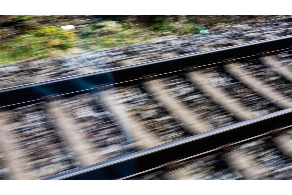 Lokführer sieht leblosen Menschen auf Gleisen – Streckensperrung bei Roigheim Wie der Jugendliche auf die Gleise gekommen ist, ist bislang unklar. (Symbolbild)