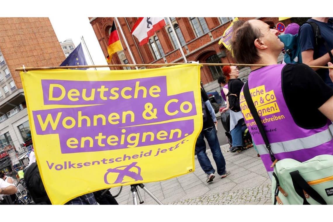 Wie die Linke bei der Vergesellschaftung vorgehen will, um sie auch rechtlich zu sichern, ist in vielen Punkten unklar. Zunächst will die Partei eine Anstalt öffentlichen Rechts schaffen. Diese soll die nötigen Kredite aufnehmen, die Wohnungsbestände kaufen und sich später um die Verwaltung kümmern.