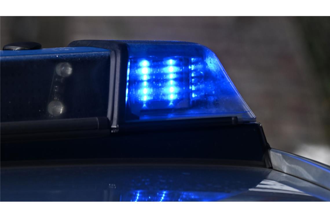 Wie die Polizei berichtet, ist bei einem Unfall mit einem Linienbus eine junge Frau gestorben (Archivbild).