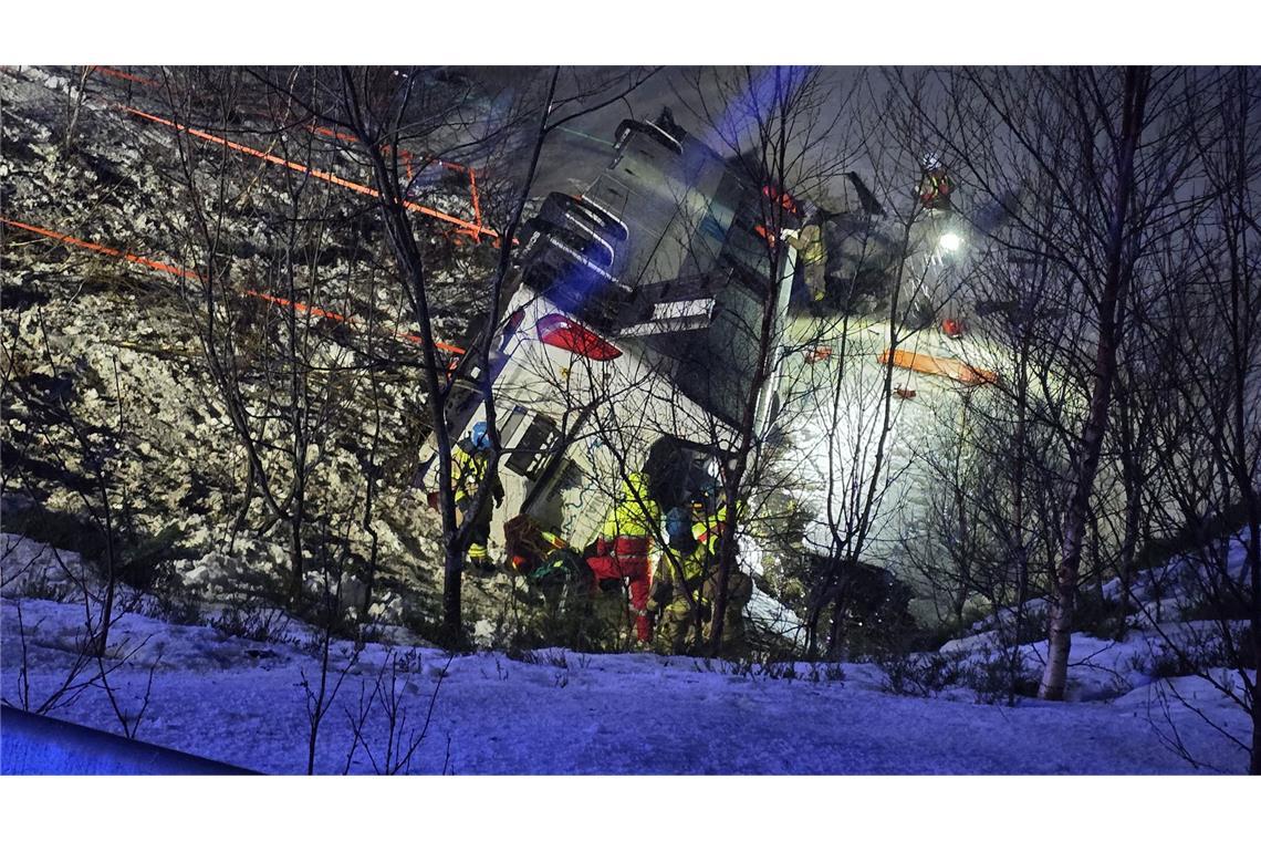 Drei Tote bei Busunglück in Norwegen Wie die Polizei mitteilte, geriet der Bus teilweise in einen See.