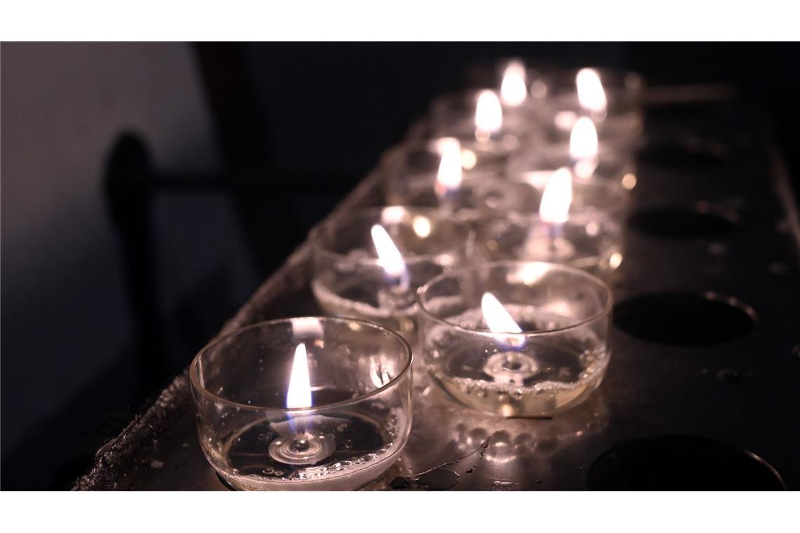 Mit Trauerkerze Feuer in Kirche gelegt Wie die Polizei mitteilte, zündete der Täter mit dem Teelicht Prospekte und Infobroschüren an. (Symbolbild)