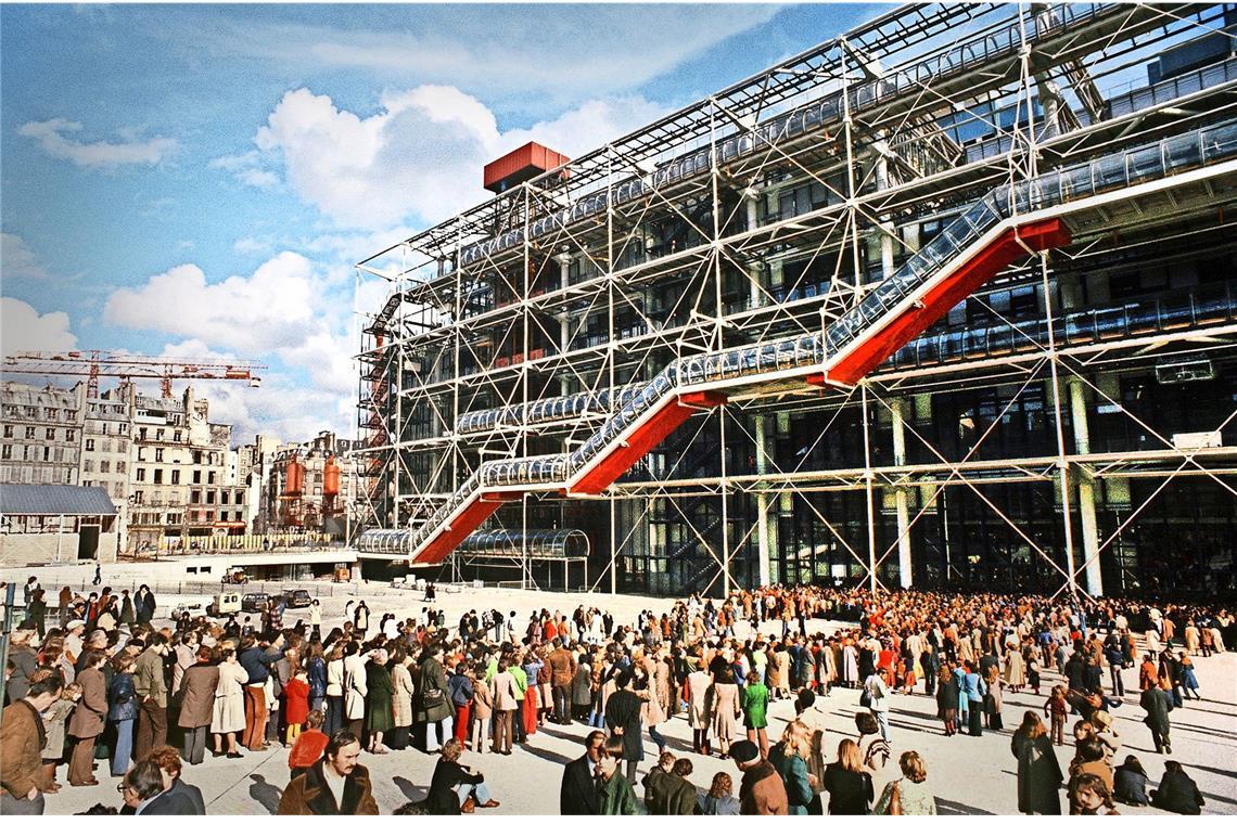 Donald Trumps Wutrede und der Aufstieg der Rolltreppe Wie ein Gebilde aus der Zukunft wirkt die in einer diagonal aufsteigenden Glasröhre an der 42 Meter hohen Außenfassade des 1977 eröffneten Pariser Kunst- und Kulturzentrums Centre de Pompidou eingebaute, durch Absätze unterbrochene roten Doppelrolltreppe.