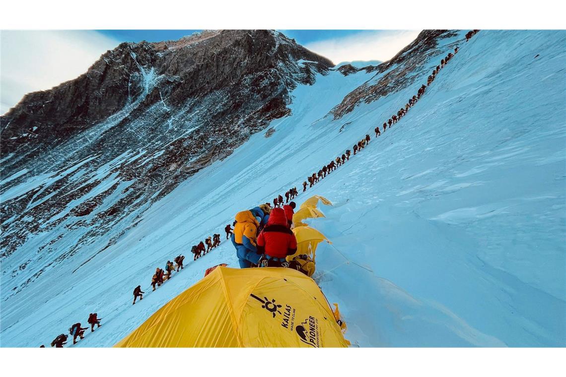 Am Mount Everest geht nichts ohne die Icefall-Doctors Wie ein Lindwurm: An sonnigen Tagen steigen hunderte Bergsteiger in langer Reihe auf den Gipfel des Mount Everest