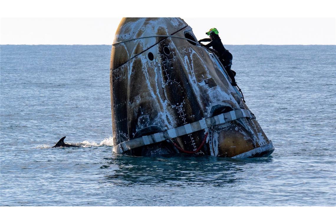 "Willkommen daheim": Gestrandete Astronauten zurück auf Erde Wie ein Wal ragte die Raumkapsel nach der Landung aus dem Wasser.
