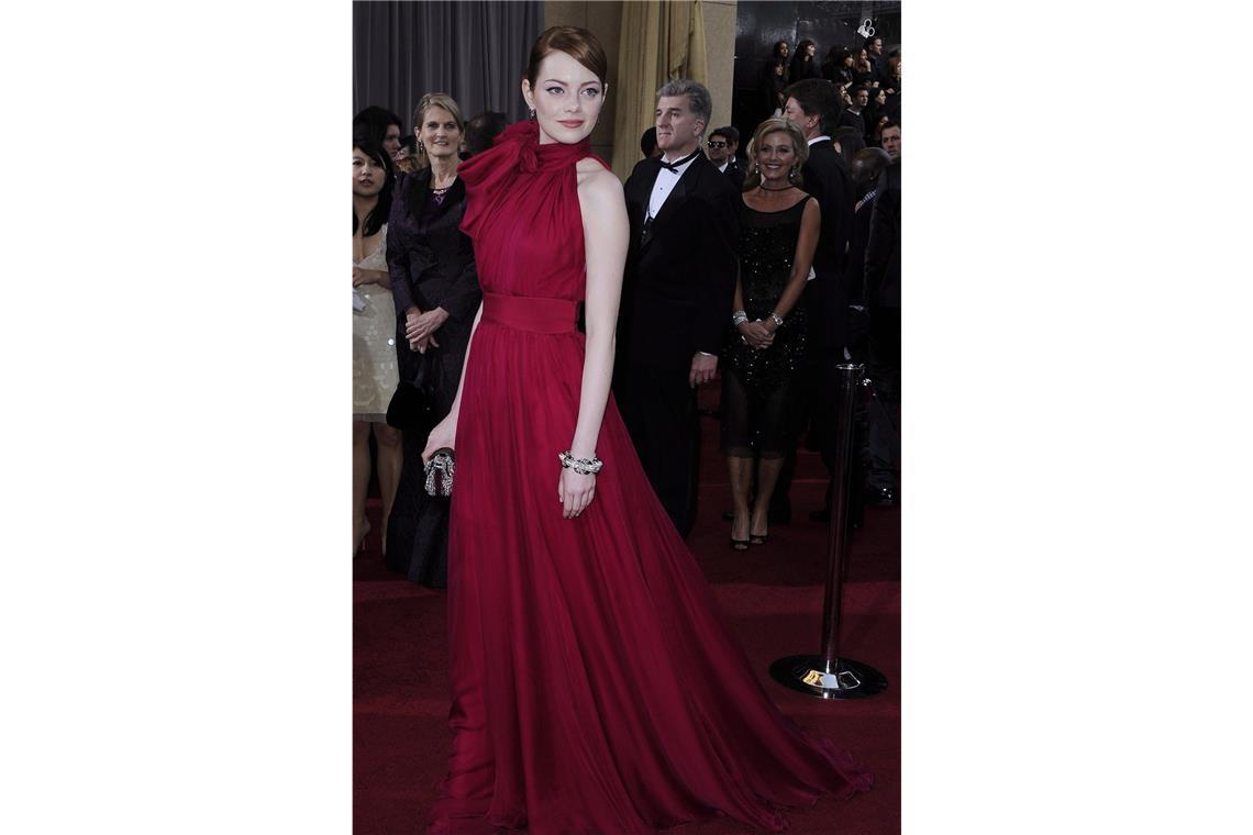 Die schönsten Oscar-Kleider aller Zeiten Wie eine Leinwandgöttin der 40er Jahre schwebte Emma Stone 2012 in Giambattista Valli über den roten Teppich.
