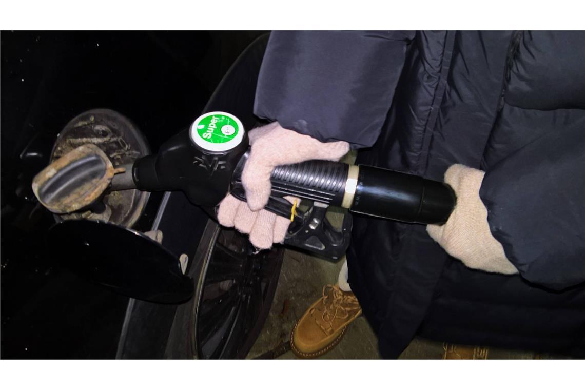 Tanken 2024 günstiger als im Vorjahr – leichter Anstieg erwartet Wie entwickeln sich die Spritpreise? Experten gehen von einem leichten Anstieg im Januar aus.