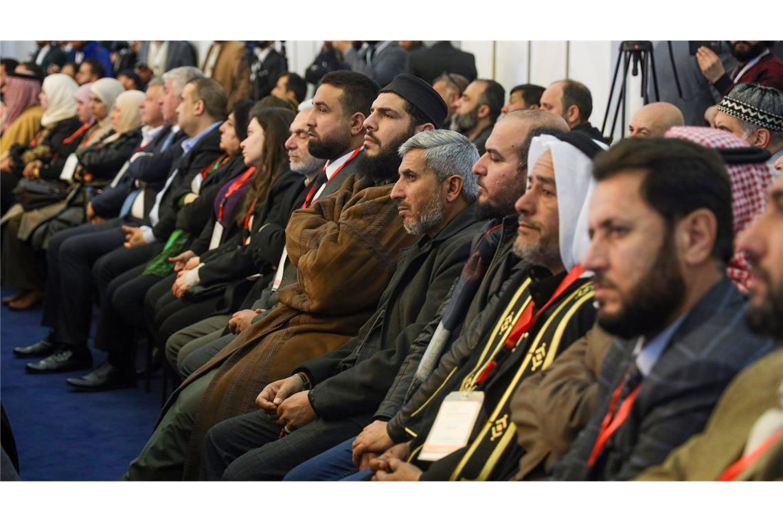 Asylschutzquote sinkt - Entscheidungsstopp zu Syrien Wie es in Syrien - hier Teilnehmer an einer Konferenz für nationalen Dialog - nach dem Sturz von Langzeitmachthaber Baschar al-Assad weitergeht, ist offen.