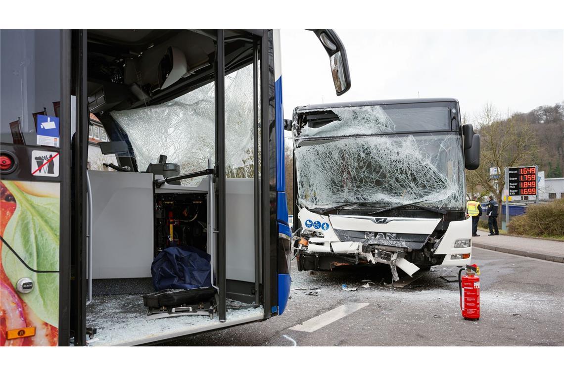 Busunfall mit 33 Verletzten – Kitagruppe betroffen Wie es zu dem Unfall kam, ist noch unklar.