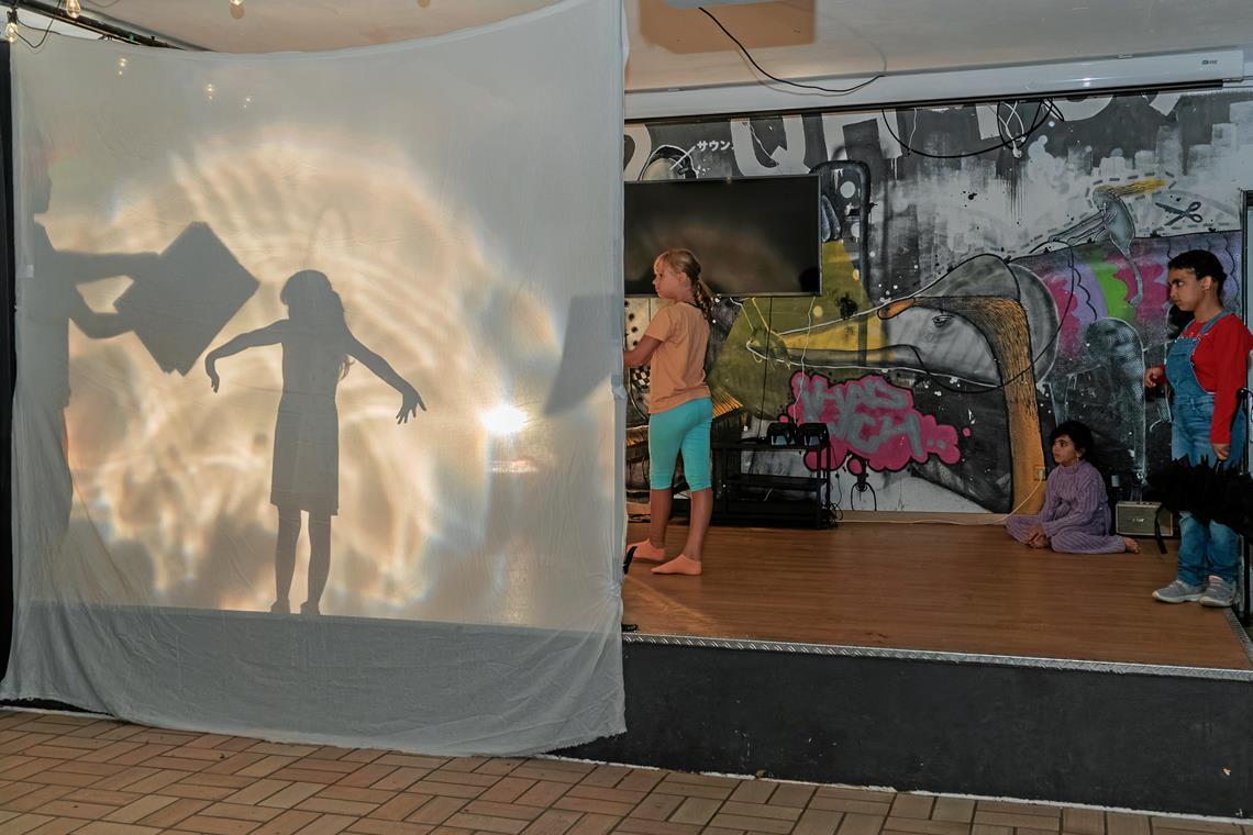 Theaterworkshop: Flucht und Klimaschutz auf der Bühne Wie fühlt man sich, wenn man als geflüchtetes Kind in Deutschland ankommt? Das soll diese Szene verdeutlichen. Fotos: Stefan Bossow