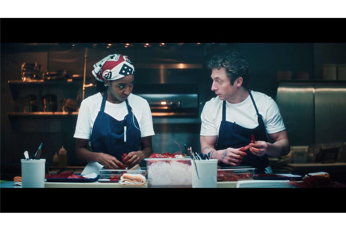 Wie geht es weiter für Koch Carmen "Carmy" Berzatto (Jeremy Allen White, rechts) und seine nicht minder talentierte Kollegin Sydney Adamu (Ayo Edebiri)? Das Restaurant "The Bear" steht in der fünften Staffel am Scheidepunkt.