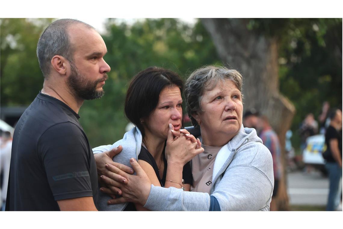 Diese sieben Regionen der Ukraine stehen im Fokus Moskaus Wie geht es weiter? Was kommt als Nächstes? Eine ukrainische Familie schaut nach eoinem russischen Drohneangriff fassungslos auf ihr zerstörtes Zuhause in der ostukrainischen Stadt Charkiw.