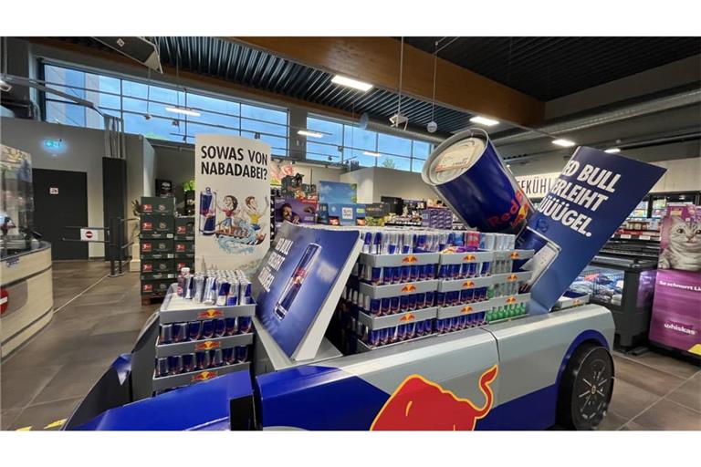 Wie hier bei Rewe in Pfuhl bei Neu-Ulm wurde mit großen Aufstellern und einem Nabada-Spruch für den Wasserumzug und die eigenen Produkte geworben. Darf der österreichische Energydrink-Konzern einen Ur-Ulmer Begriff für seine Werbung verwenden und gar patentieren? Die Stadt Ulm sagt „nein“.
