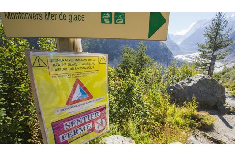 Wie hier beim Mer de glace bei Chamonix warnen Hinweisschilder auf gefährliche Wander- und Kletterrouten. Durch den Klimawandel sind Wege teilweise unpassierbar geworden. 