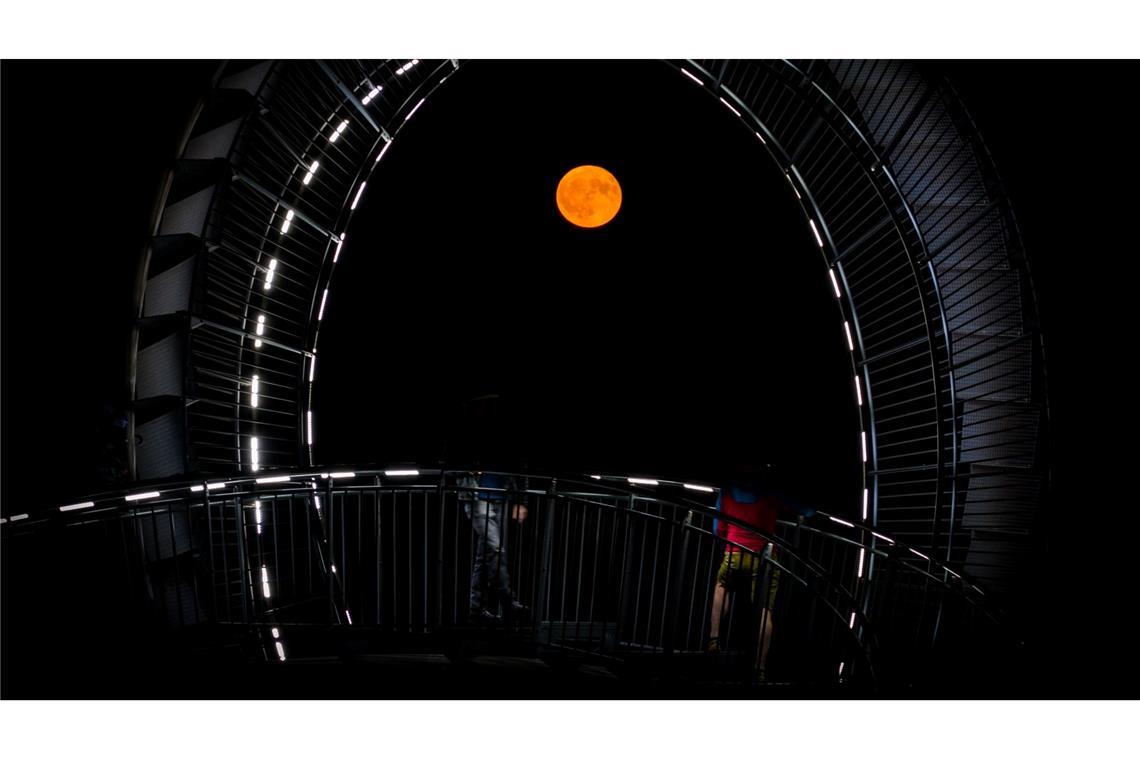 Blassroter Erdbeermond ziert Nachthimmel über Deutschland