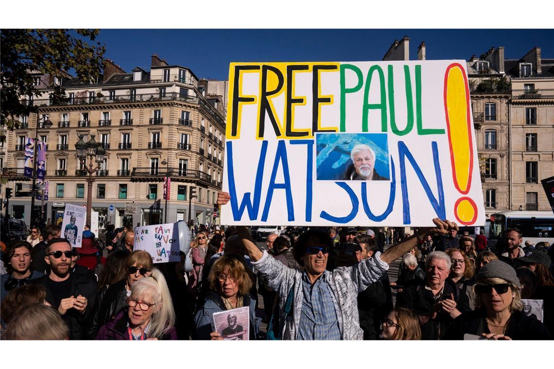 Walfanggegner Paul Watson wird nicht an Japan ausgeliefert Wie hier in Paris im Oktober wurde mehrmals für Watson demonstriert. (Archivbild)