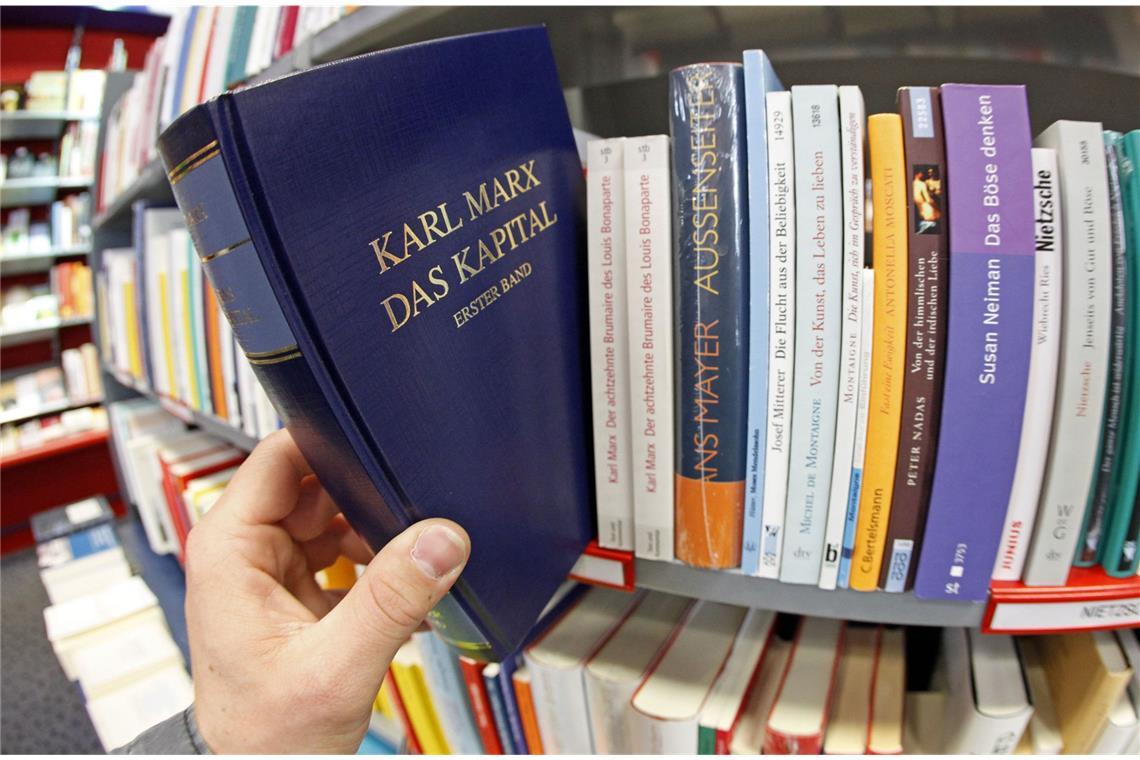 Wie hoch die Gesamtauflage des „Kapitals“ inzwischen ist, weiß niemand. Berühmt waren etwa die blauen Ausgaben zu DDR-Zeiten. Im Westen versuchten die 1968er in „Kapital“-Schulungen, sich die Offenbarungen des sozialistischen Cheftheoretikers zu erschließen.