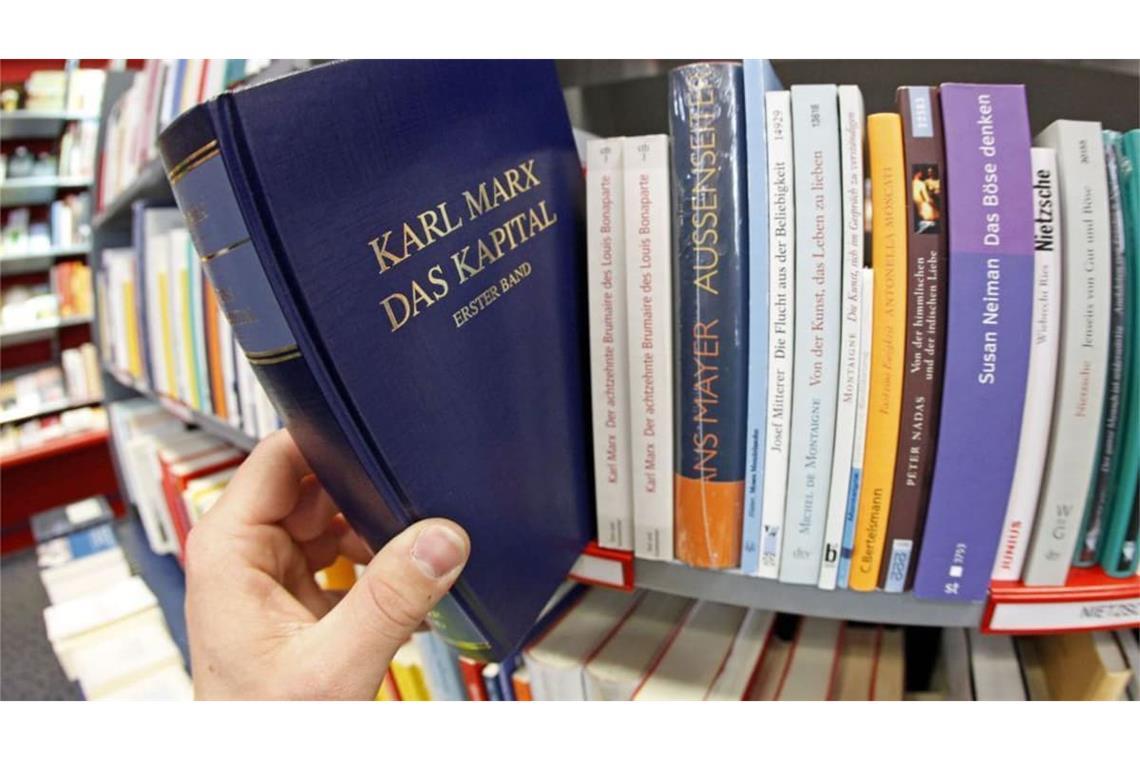 Wie hoch die Gesamtauflage des „Kapitals“ inzwischen ist, weiß niemand so genau. Berühmt waren etwa die blauen Ausgaben zu DDR-Zeiten. Im Westen versuchten sich die 1968er in „Kapital“-Schulungen, die Offenbarungen des sozialistischen Cheft-Theoretikers zu erschließen.