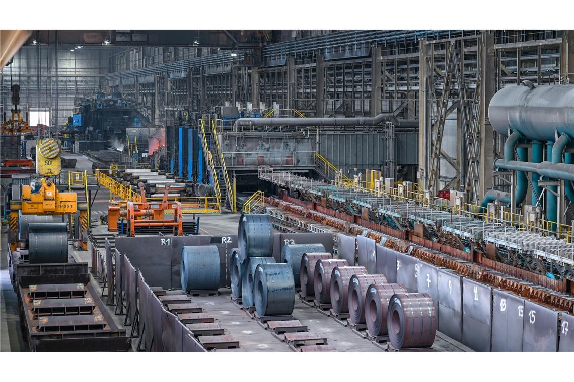 Wie kann die unter Druck geratene Stahlindustrie in Deutschland wieder wettbewerbsfähiger werden? Darüber wollen Politik und Wirtschaft bei einem Stahlgipfel im Kanzleramt sprechen. (Archivbild)