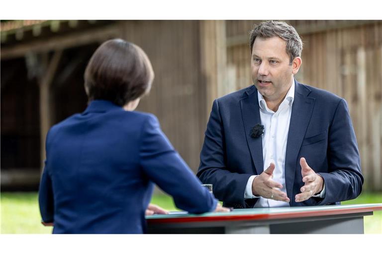 Wie können die Löcher im Haushalt gestopft werden? "Da wird keine Option vom Tisch genommen", sagt der Finanzminister.