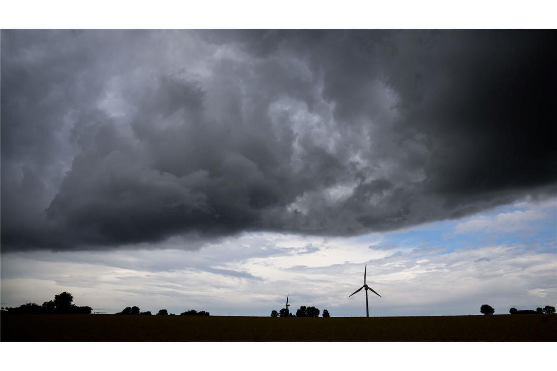 Hitzegewitter im Westen - auch am Sonntag gewittrig Wie lange sich die Gewitter halten, ist laut DWD noch nicht absehbar. (Archivbild)