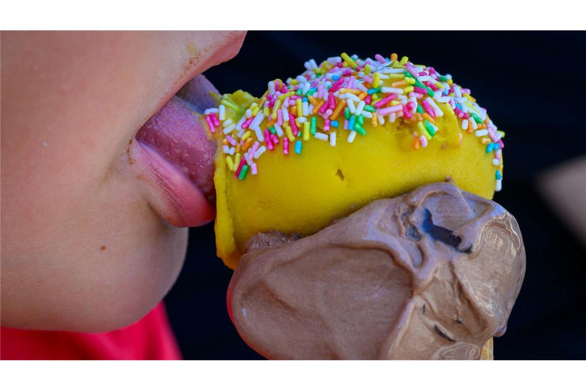 Wie lecker schmeckt ein kaltes Eis an so einem heißen Tag.