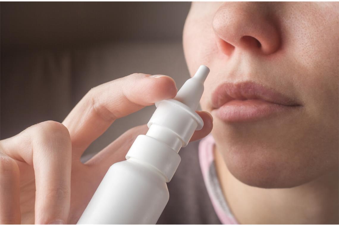 Wie Nasenspray funktioniert und warum dadurch die Nase frei wird. Das passiert bei der Anwendung in der Nase.