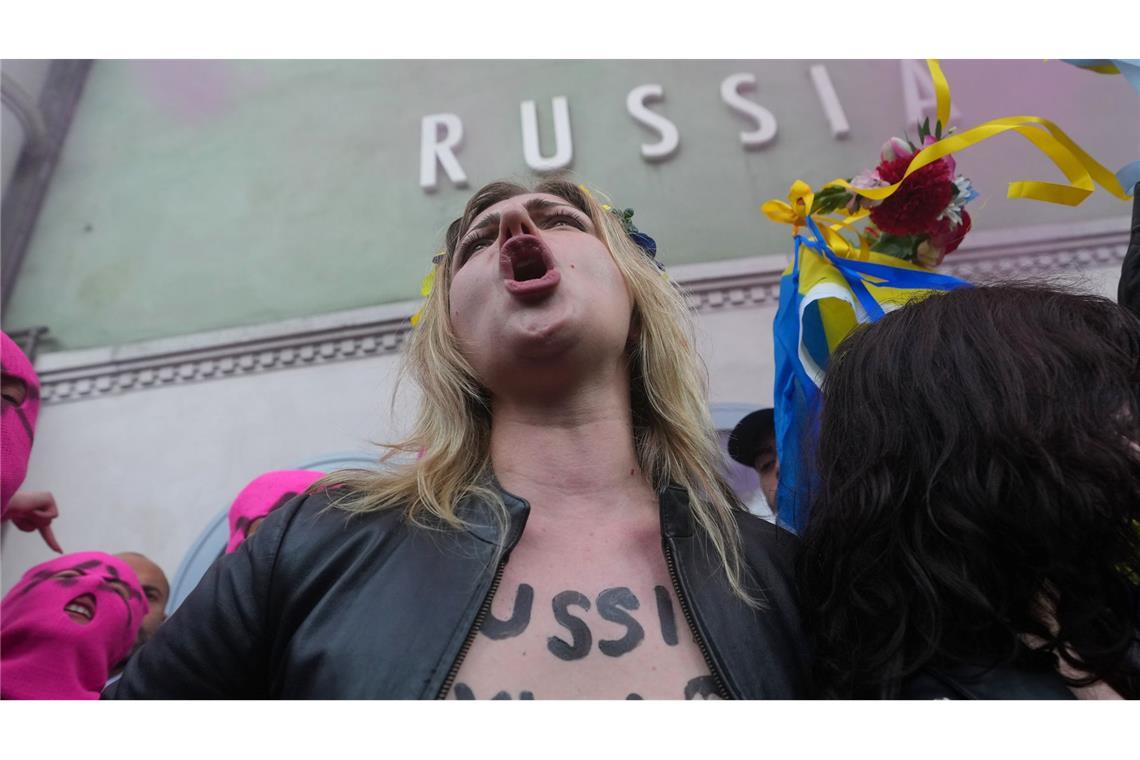 Wie oft so auch in Venedig machte die Gruppe Femen mit freiem Oberkörper Front gegen Russland.