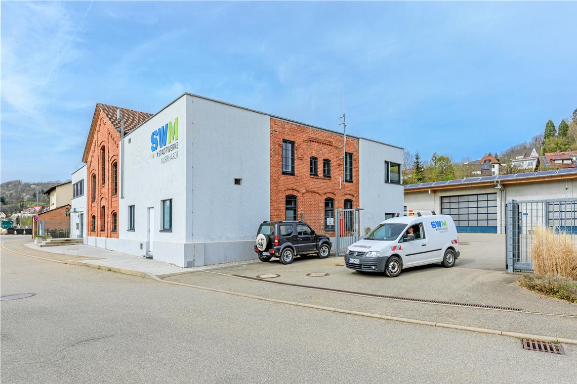Stadtwerke erhalten eine neue PV-Anlage Wie rechts hinten zu sehen ist, gibt es auf den Dächern der Lagerhallen, die 2009 an das Solarareal verpachtet wurden, Solaranlagen. Nunwird auch das Betriebsgebäude (links) bestückt. Davon sollen auch die E-Fahrzeuge der Stadtwerke profitieren. Foto: Stefan Bossow