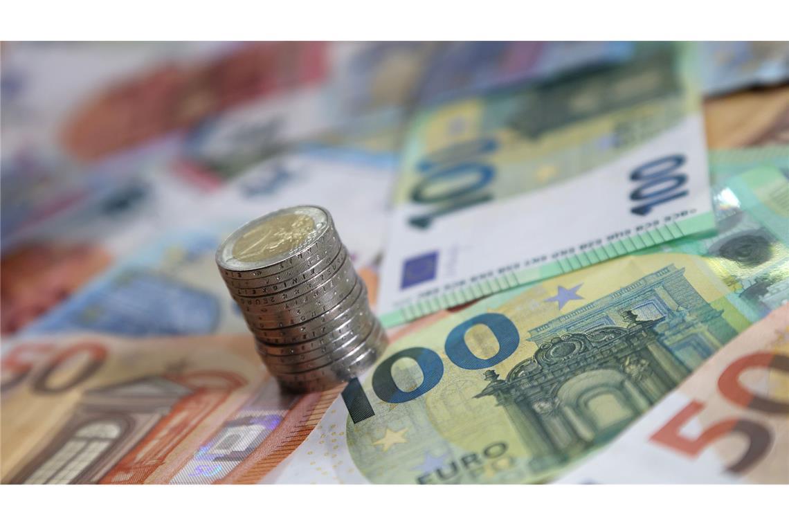 Wie reich man ist, hängt nicht nur am Einkommen, sondern auch daran, wie teuer Waren und Dienstleistungen sind. (Symbolbild)