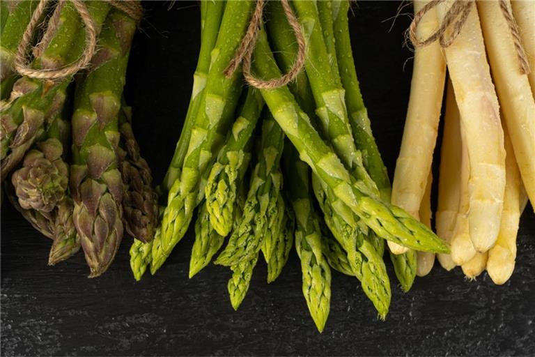 Wie Sie Spargel richtig lagern, woran Sie Frische erkennen und wie lange er im Kühlschrank haltbar bleibt.