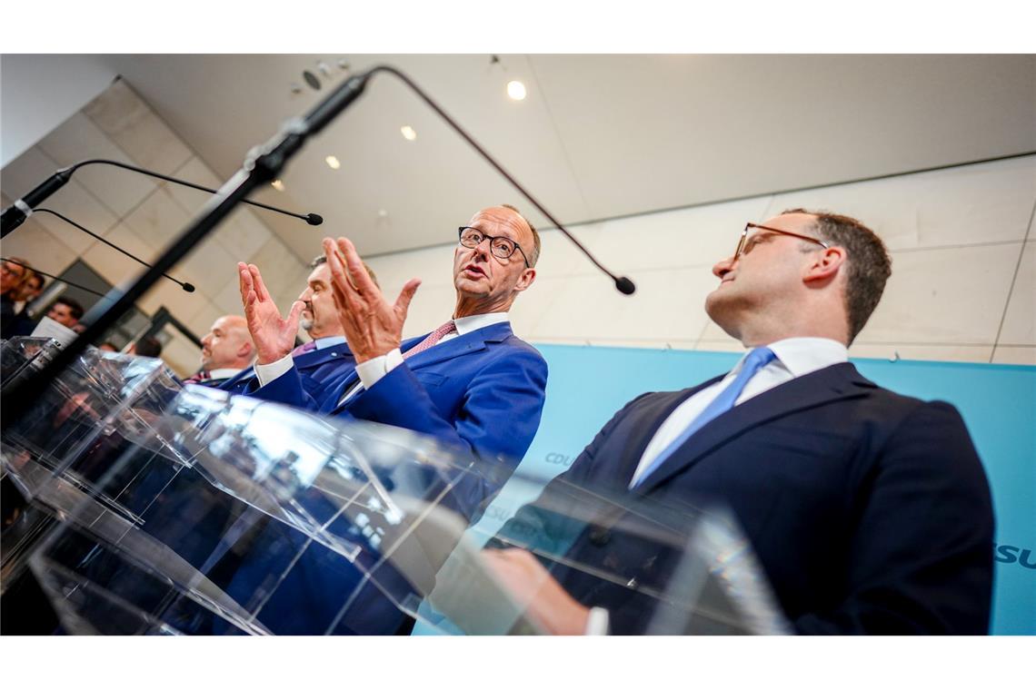 Merz hält sich in Debatte über AfD-Verbotsverfahren zurück Wie umgehen mit der AfD? In einem Punkt gibt Friedrich Merz schon eine klare Antwort - zu einem möglichen Verbotsverfahren hält er sich noch zurück.
