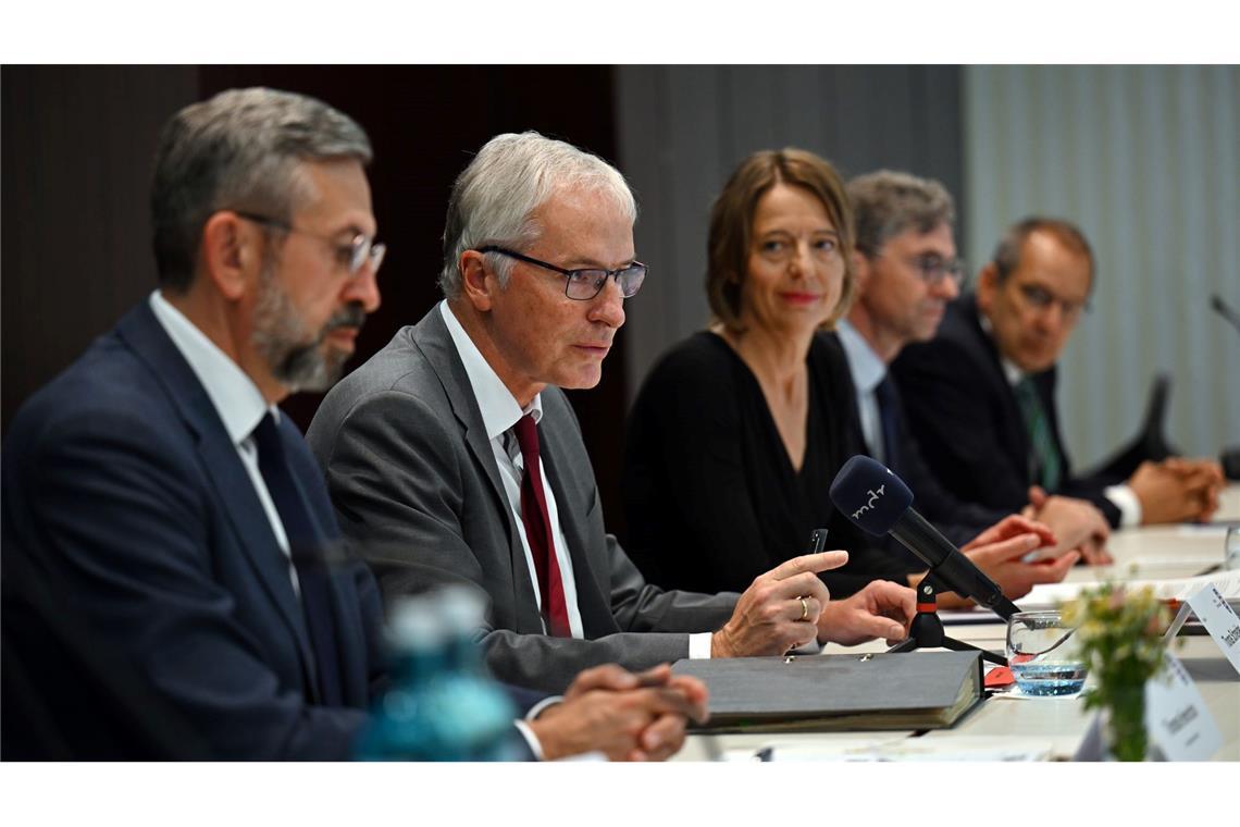 Justiz-Thema: Zweifel an Verfassungstreue bei Referendaren Wie umgehen mit Rechtsreferendaren, bei denen Zweifel an der Verfassungstreue besteht? Unter anderem mit dieser Frage haben sich die Präsidentinnen und Präsidenten der Oberlandesgerichte, des Kammergerichts, des Bayerischen Obersten Landesgerichts und des Bundesgerichtshofs bei ihrer Jahrestagung in Weimar beschäftigt.