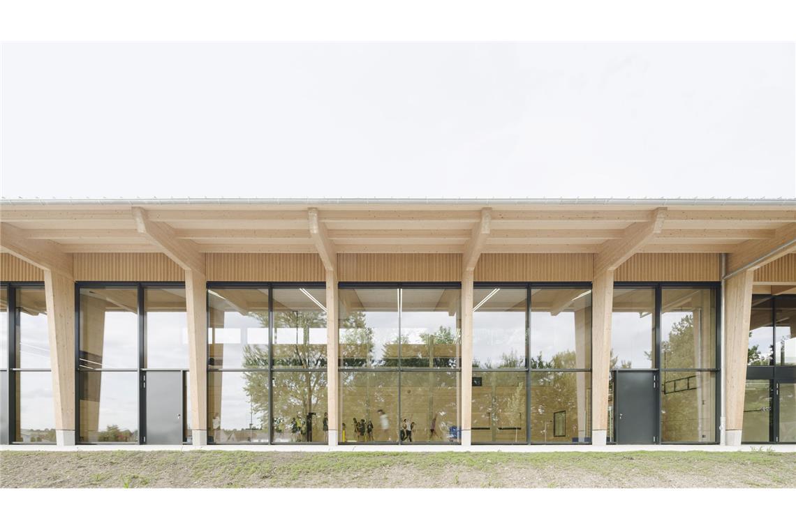 Junge Stuttgarter Architekten entwerfen ein Haus fürs ganze Dorf Wie ursprünglich, nur transparenter: Die neu gestaltete Südseite ist vollverglast. Die großzügige Dachauskragung fungiert auch als überdachte Terrasse. Das Holztragwerk prägt den neuen Entwurf von Atelier Kaiser Shen.