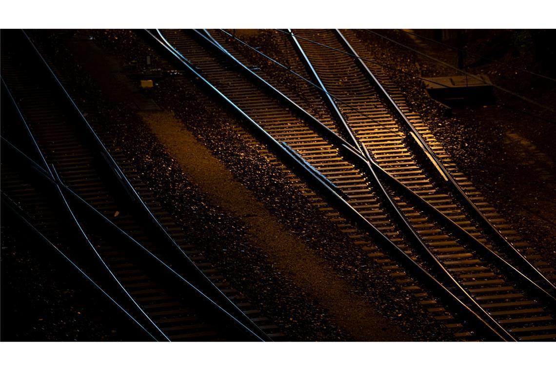 Verbände: Personalbedarf in Bahnbranche bleibt hoch Wie viele andere Branchen sucht auch die Bahn-Industrie händeringend Personal.