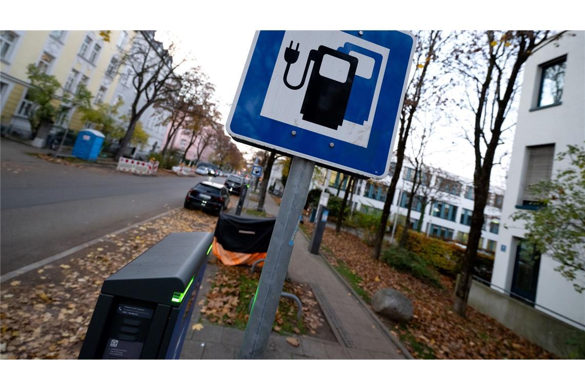 Heilbronner Elektroautos laden am leichtesten öffentlich Wie viele öffentliche Ladepunkte es im Vergleich zum Bestand an E-Autos gibt, schwankt je nach Region stark (Archivbild)