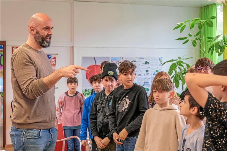 Wie viele Stunden sind die Schüler der 5a der Walterichschule in Murrhardt täglich am Handy? Medienexperte Clemens Beisel fordert die Schüler auf, sich dazu im Raum zu positionieren. Foto: Stefan Bossow