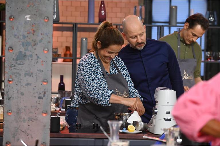 Wie werden sich Promis wie Rebecca Immanuel (l.) in der 2. Folge von "Das große Promibacken" schlagen? Christian Hümbs (r.) wird es bewerten.