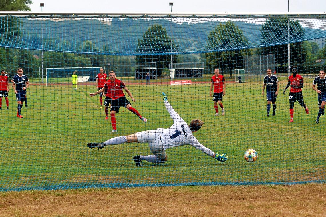 Wieder Elfmeter, wieder drin: Dominik Widemann lässt Keeper Stefan Grötsch keine Chance, das 2:0 für Großaspach.Foto: M. Schmerbeck