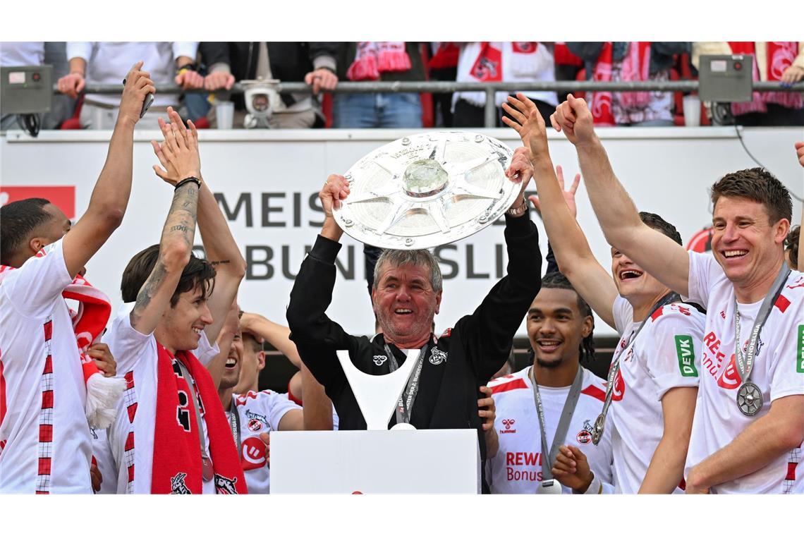 Bilder des Tages Wieder erstklassig: Trainer Friedhelm Funkel feiert mit der Zweitliga-Meisterschale den Aufstieg des 1.FC Köln