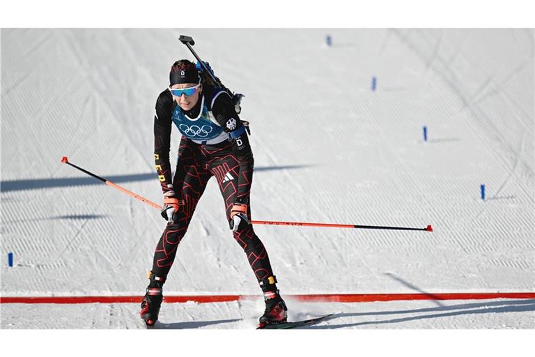 Wieder keine Medaille: Franziska Preuß läuft in der Verfolgung ins Ziel.