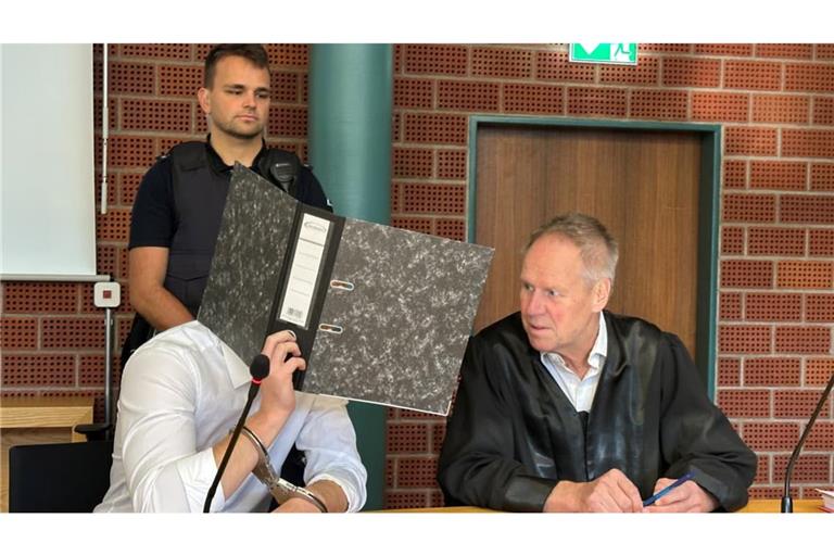 Wieder versteckt sich der falsche Schönheitsarzt hinter einem Aktenordner vor den Kameralinsen der Journalisten. Während des Prozesses ist er aber voll geständig, vor schwerer Strafe schützt ihn das aber nur bedingt. 