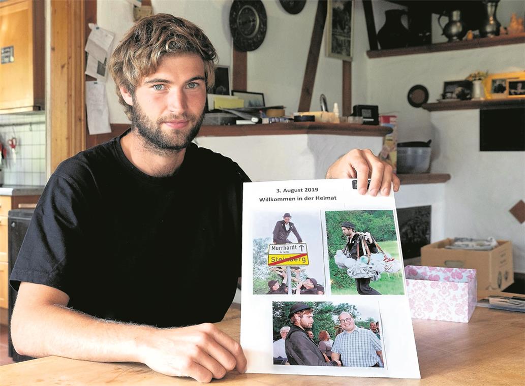 Wieder zu Hause: Anfang August wurde Manuel Stein gebührend von Bürgermeister Armin Mößner empfangen. Die Tradition will es so, dass der Wandergeselle übers Ortsschild steigt. Foto: J. Fiedler