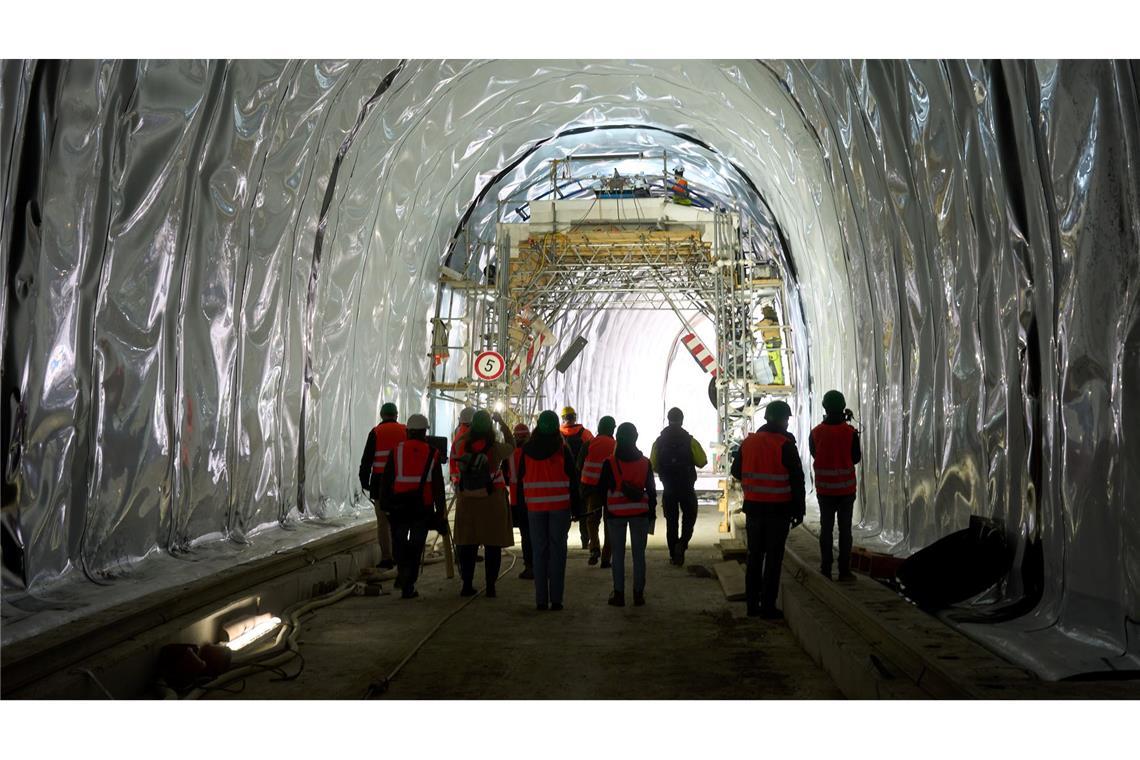 Bilder des Tages Wiederaufbau im Ahrtal - hier läuft eine Personengruppe bei Altwahr durch einen Tunnel der Bahnstrecke