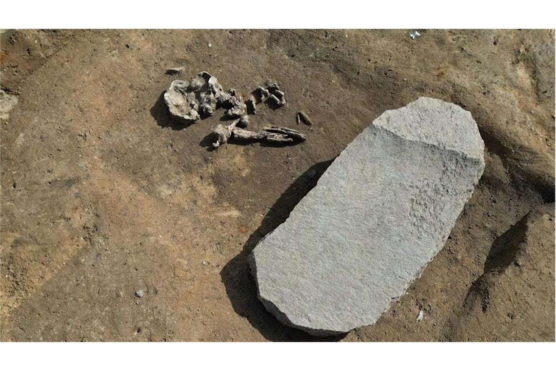 Wie sich Menschen früher vor Untoten und Wiedergängern schützten Wiedergänger-Grab in Oppin (Sachsen-Anhalt): Dieser ein Meter lange, 50 Zentimeter breite und zehn Zentimeter hohe Stein sollte verhindern, das der Verstorbene aus dem Reich der Toten zurückkehrt.